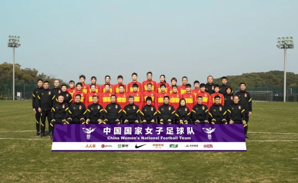 他在没有追求到顾秋怡之前，就已经把顾秋怡当做他自己的私人物品，当他发现自己开车送顾秋怡去场馆的时候，第一念头就是千方百计要调查自己的身份、把矛头指向自己，甚至还要调查自己老婆的车牌，这就已经彻底违背了爱情自由的基本原则。